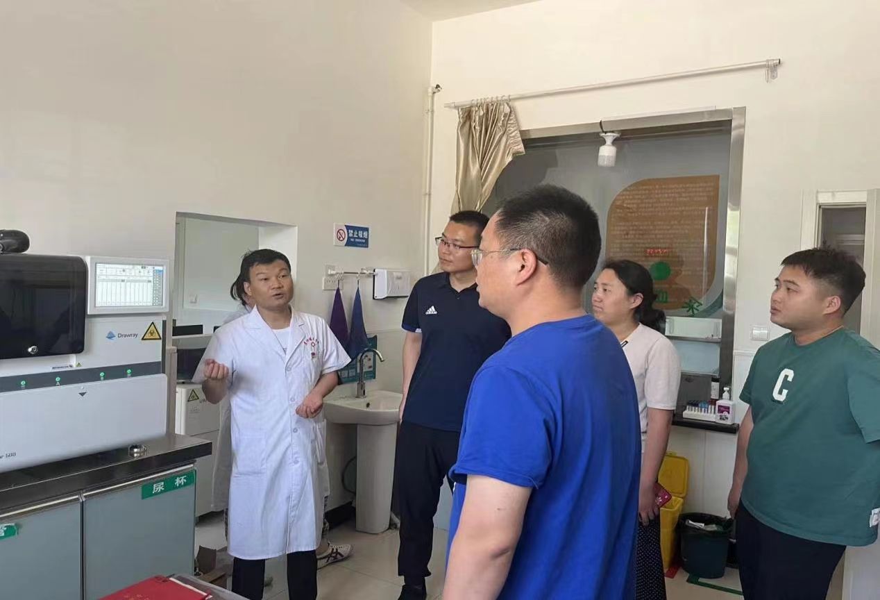 镇村人大代表联络站组织人大代表调研镇卫生院建设情况
