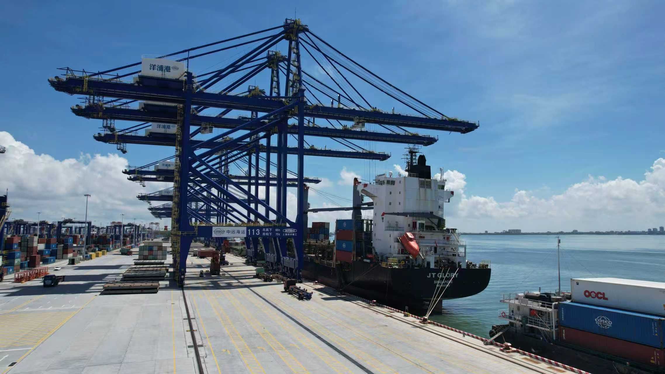 海南洋浦国际集装箱码头。人民网记者 孟凡盛摄