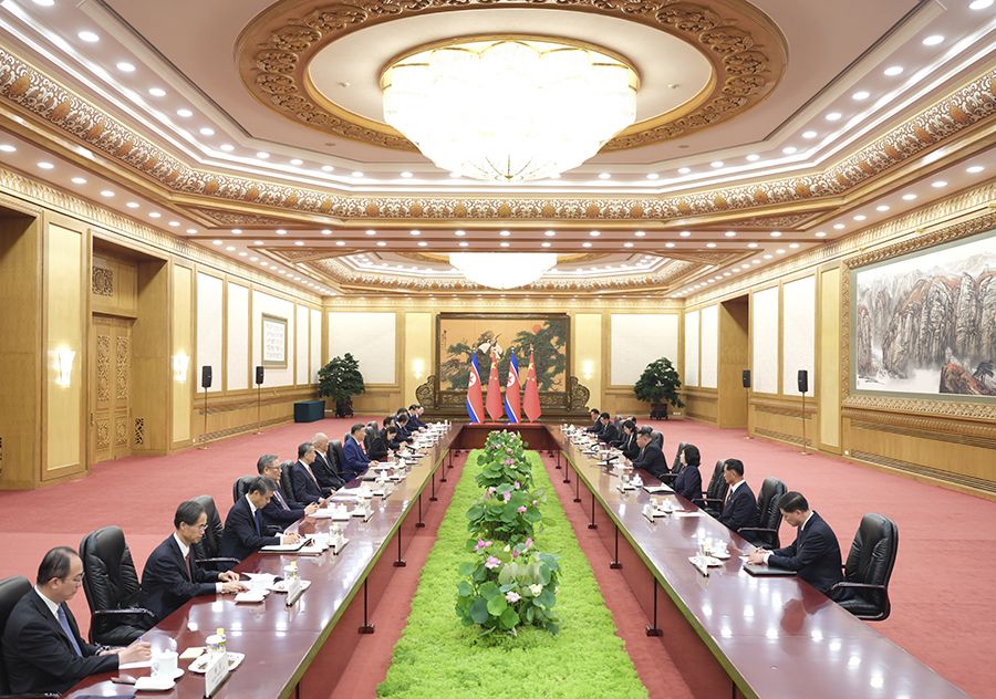 9月4日晚，中共中央总书记、国家主席习近平在北京人民大会堂同来华出席纪念中国人民抗日战争暨世界反法西斯战争胜利80周年活动的朝鲜劳动党总书记、国务委员长金正恩举行会谈。