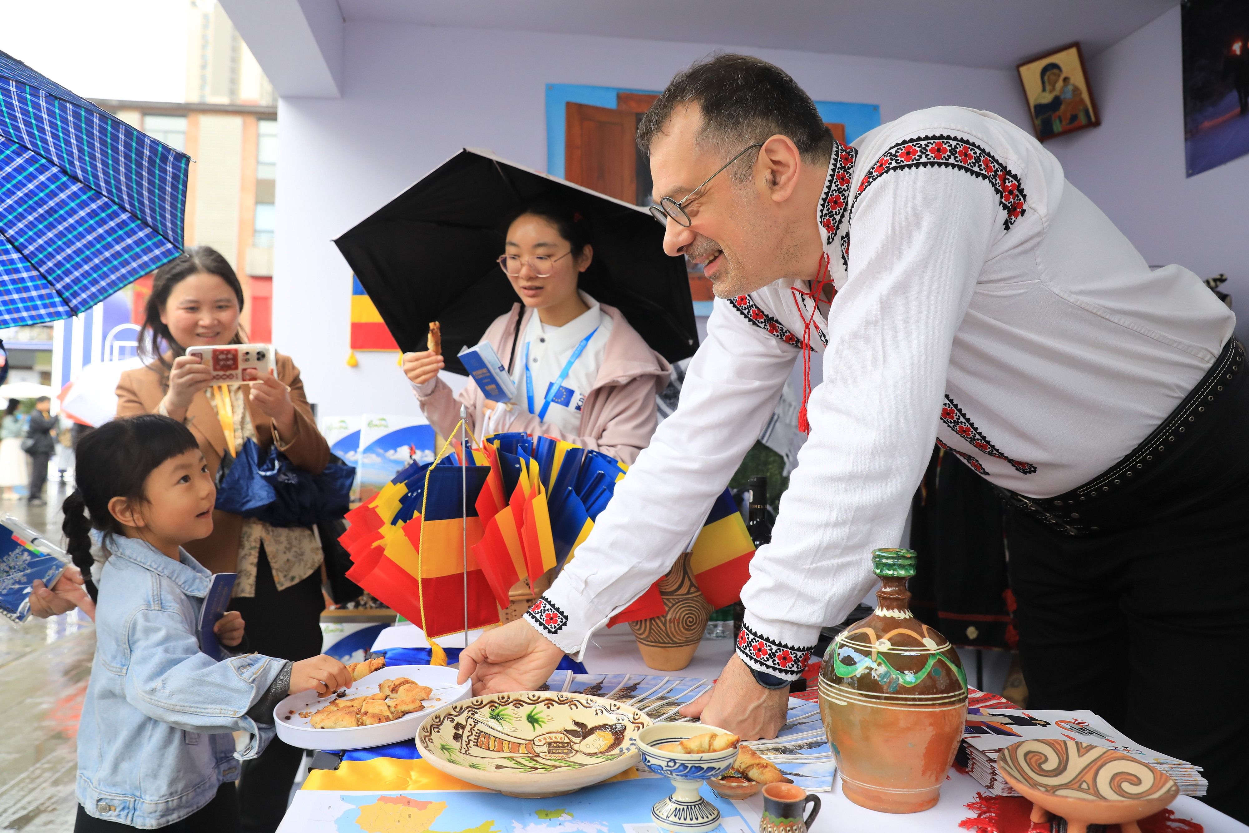 2025年4月12日，四川省成都市“2025成都·欧洲文化季”活动融汇艺术、音乐、美食与互动体验，为民众打造了一场“沉浸式”文化嘉年华。