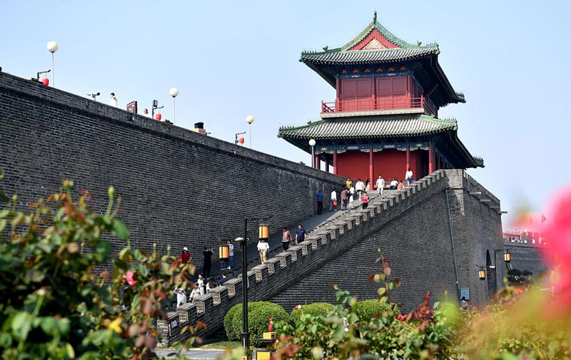 2024年9月16日,游客在河北省石家庄市正定古城游玩。