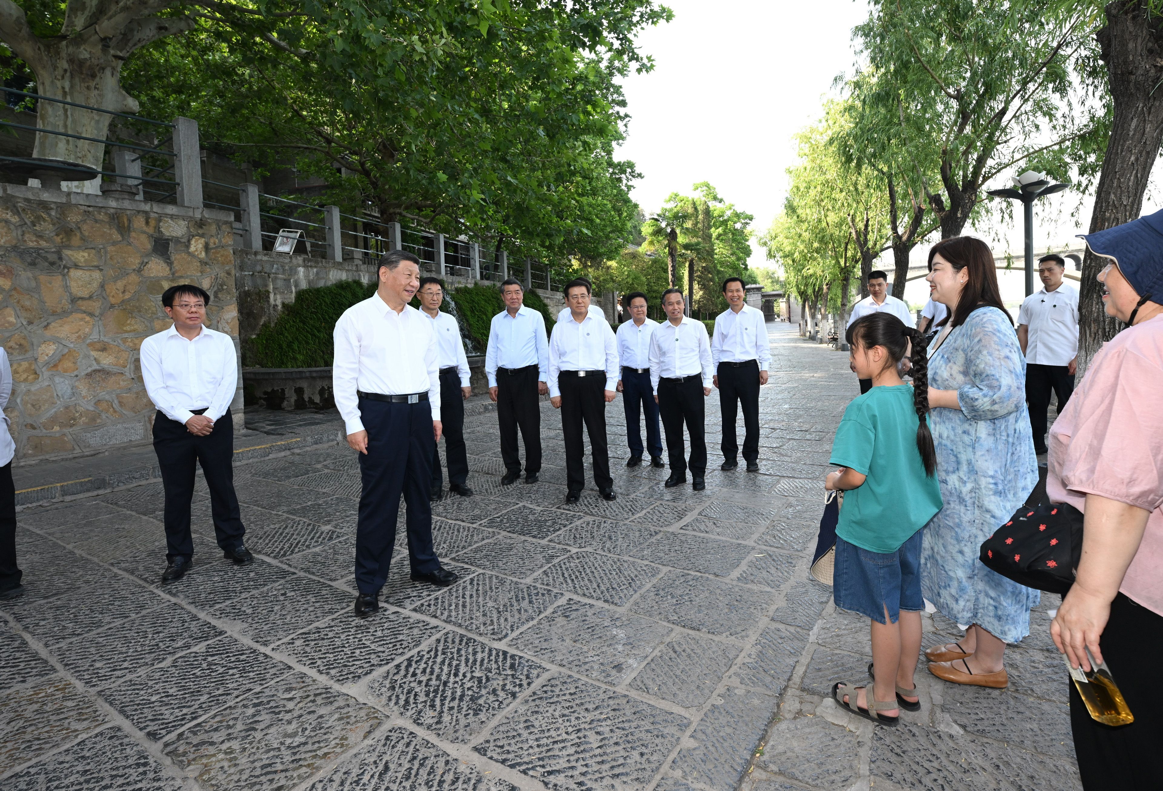 5月19日至20日，中共中央总书记、国家主席、中央军委主席习近平在河南考察。这是19日下午，习近平在洛阳龙门石窟考察时，同游客亲切交流。新华社记者 谢环驰 摄