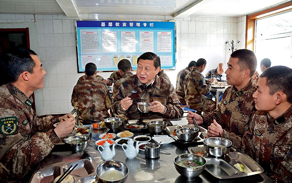 2014年1月26日，习近平主席专程来到内蒙古军区边防某部，亲切看望慰问戍边官兵。这是在连队食堂，习近平主席同战士们一起用餐。