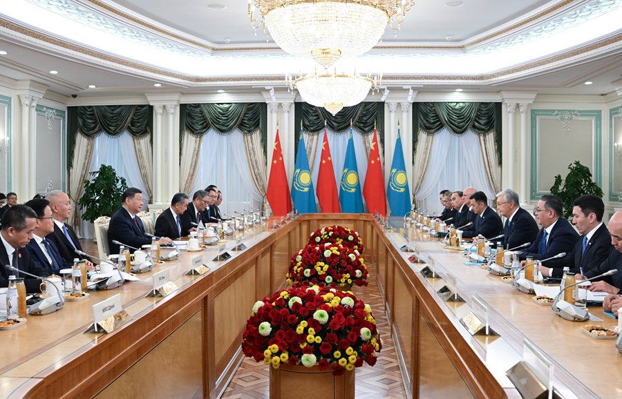 当地时间6月16日下午,哈萨克斯坦总统托卡耶夫同中国国家主席习近平在阿斯塔纳总统府举行会谈。