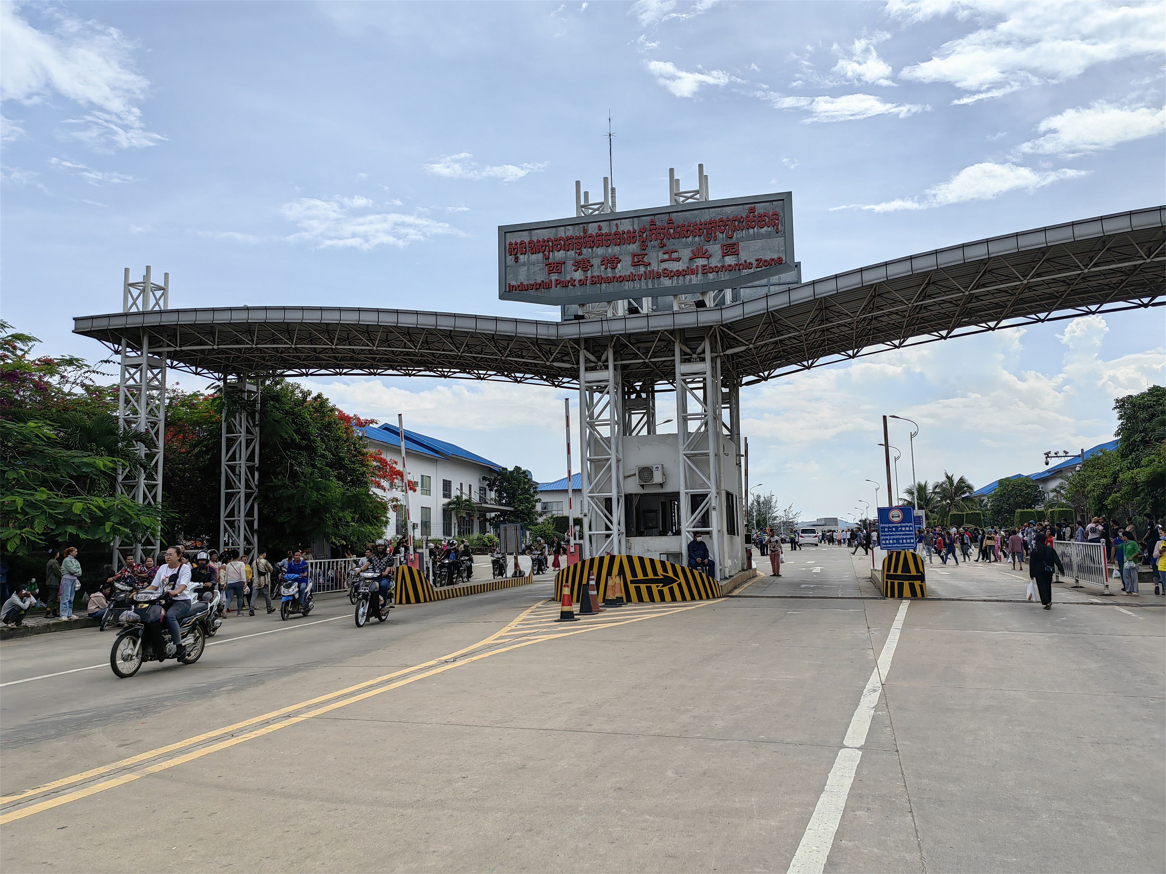 当地时间2023年5月22日，西哈努克港经济特区工人下班情景。