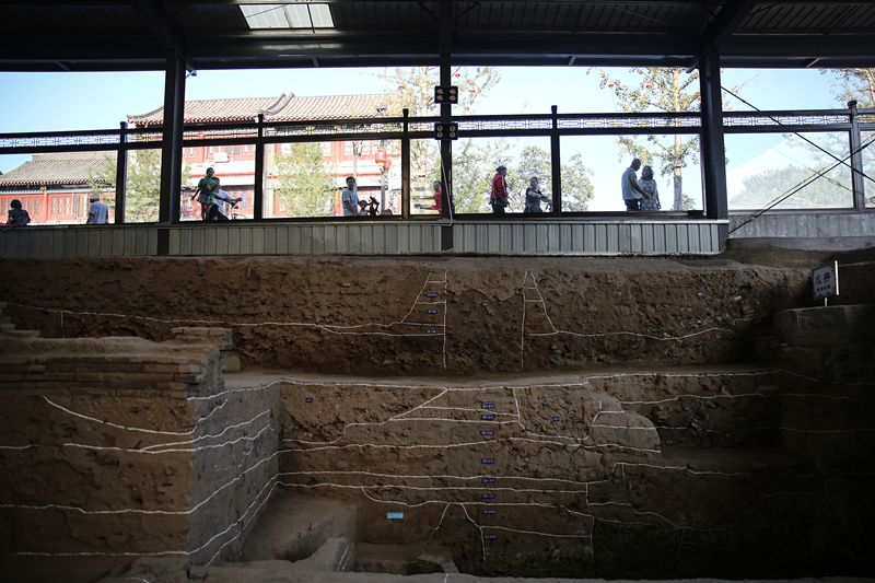 2019年9月7日,人们透过玻璃幕墙看开元寺南广场遗址考古现场。