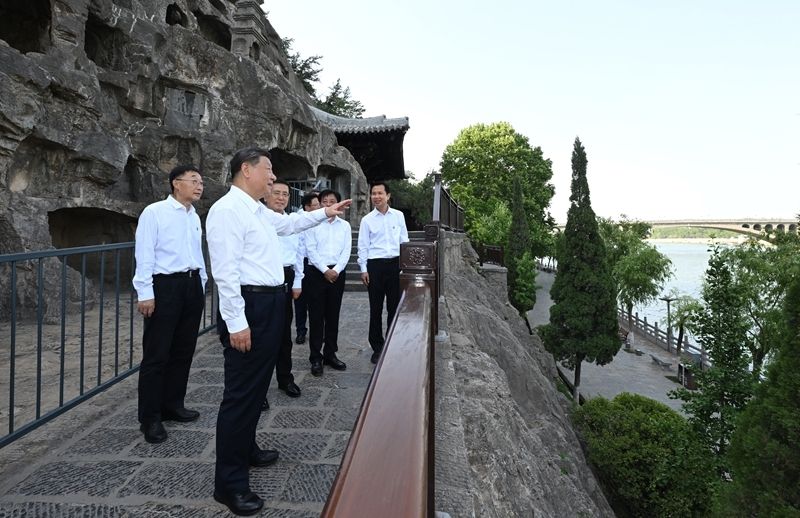 2025年5月19日至20日，中共中央总书记、国家主席、中央军委主席习近平在河南考察。这是19日下午，习近平在洛阳龙门石窟考察。新华社记者 谢环驰 摄