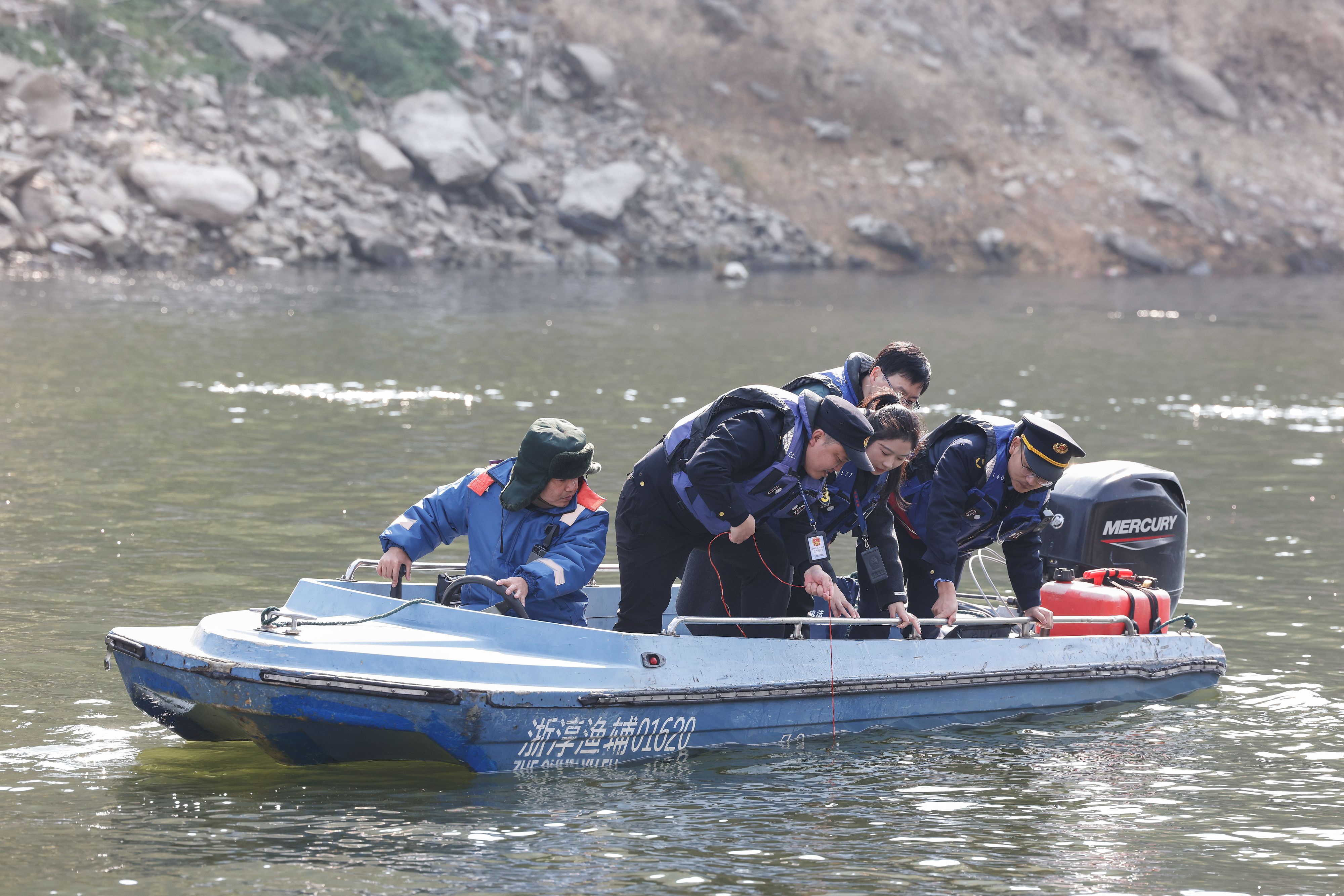 2025年12月4日，浙江杭州淳安县与安徽黄山歙县纪检监察干部及综合行政执法人员对浙皖交界的新安江鸠坑口水域进行常态化巡河，共同保护渔业资源和水域生态环境。