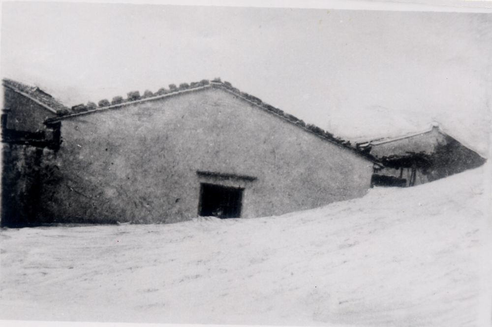 昔日的东山岛风沙掩埋部分村民村舍(资料照片)。